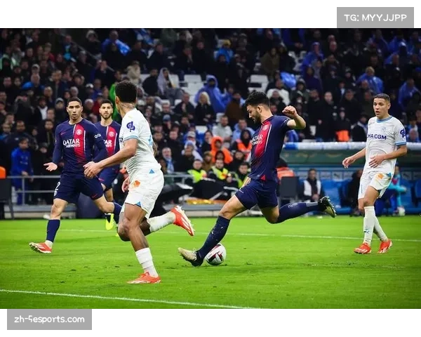 马赛球迷因向场内投掷杂物干扰对方定位球主罚被警方逮捕 马赛球迷因向场内投掷杂物干扰对方定位球主罚被警方逮捕